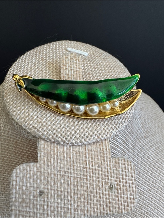vintage Jewelry - VTG Green Enamel and Faux Pearl Pea Pod Brooch